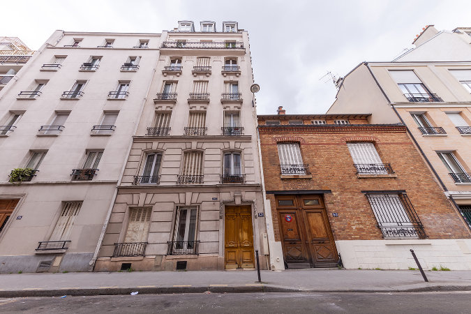 photo immeuble avec fenêtres condamnées au centre