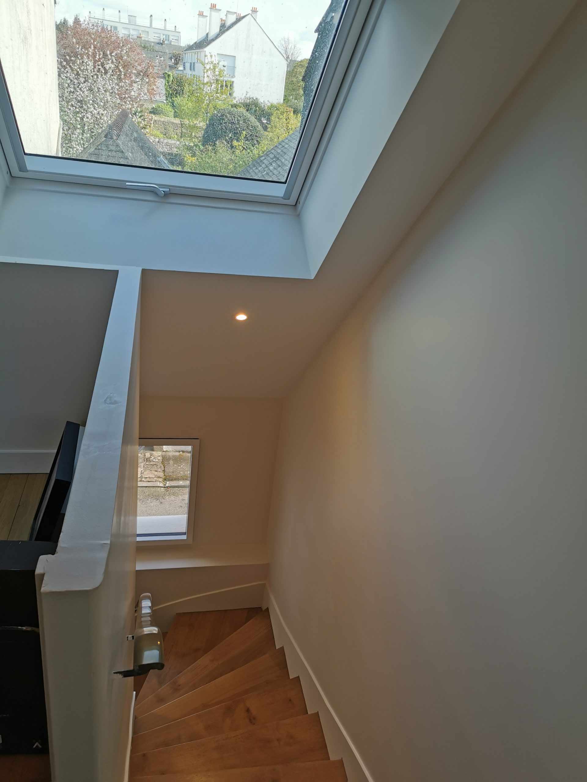 Fenêtre de toit créée dans la cage d'escalier